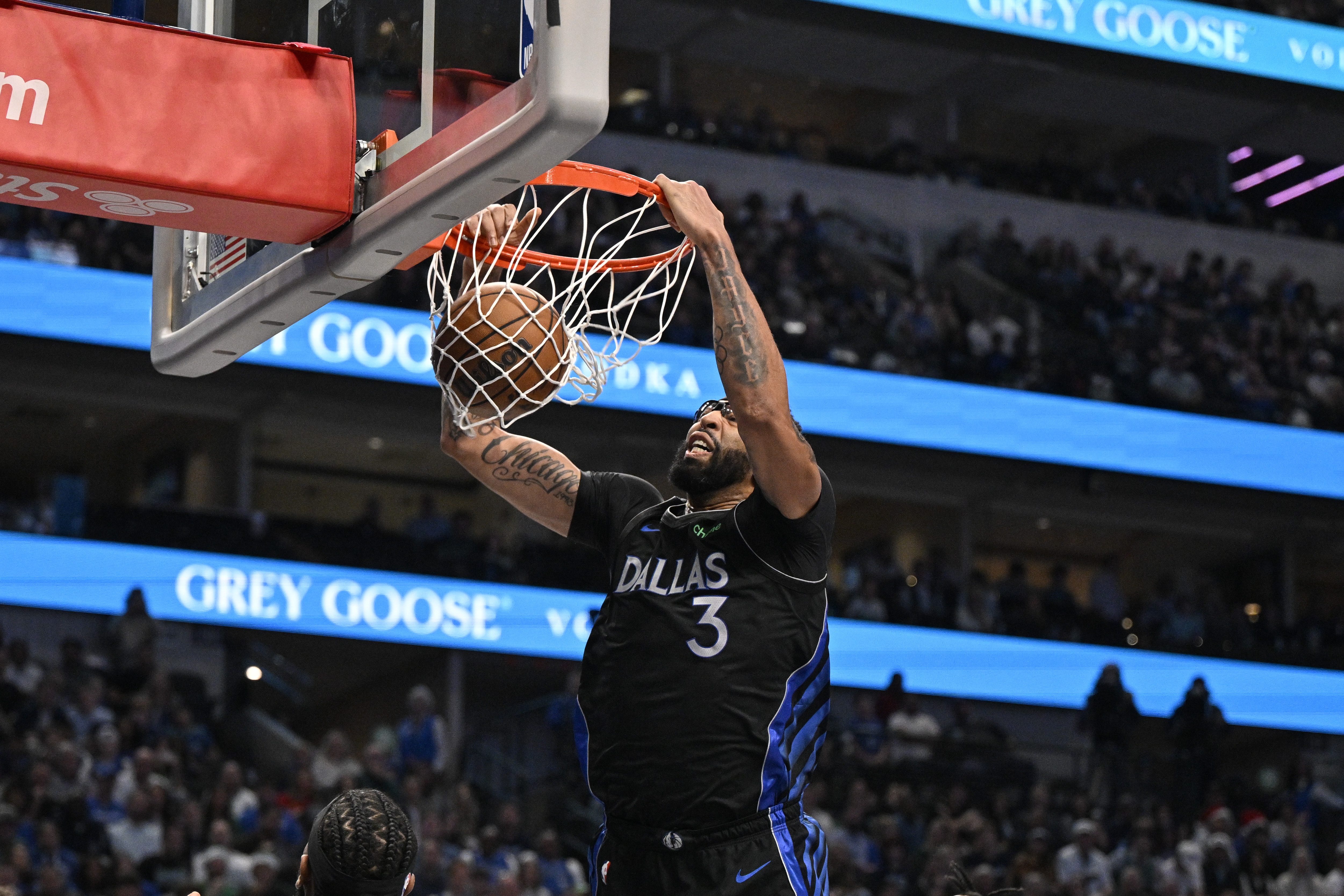 V站体育资讯-Shams：独行侠积极探索浓眉交易市场 伤病隐患续约压力令前景复杂