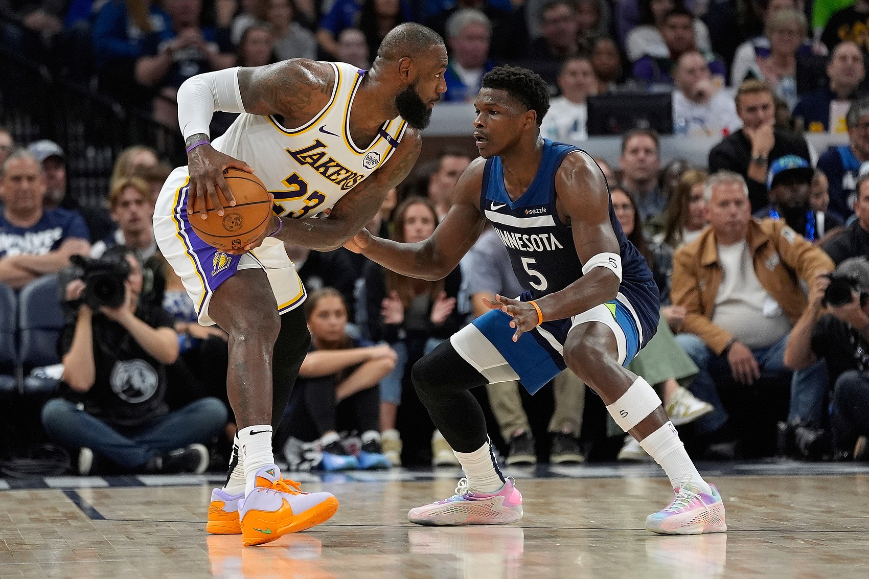 V站体育新闻-一锅粥！火箭湖人太阳森林狼仅0.5胜场差 西部4-7输1场就进附加赛