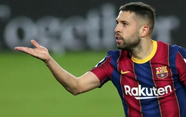 V站体育赛事-巴萨两个左后卫都换？西媒：阿尔瓦不降薪就会走