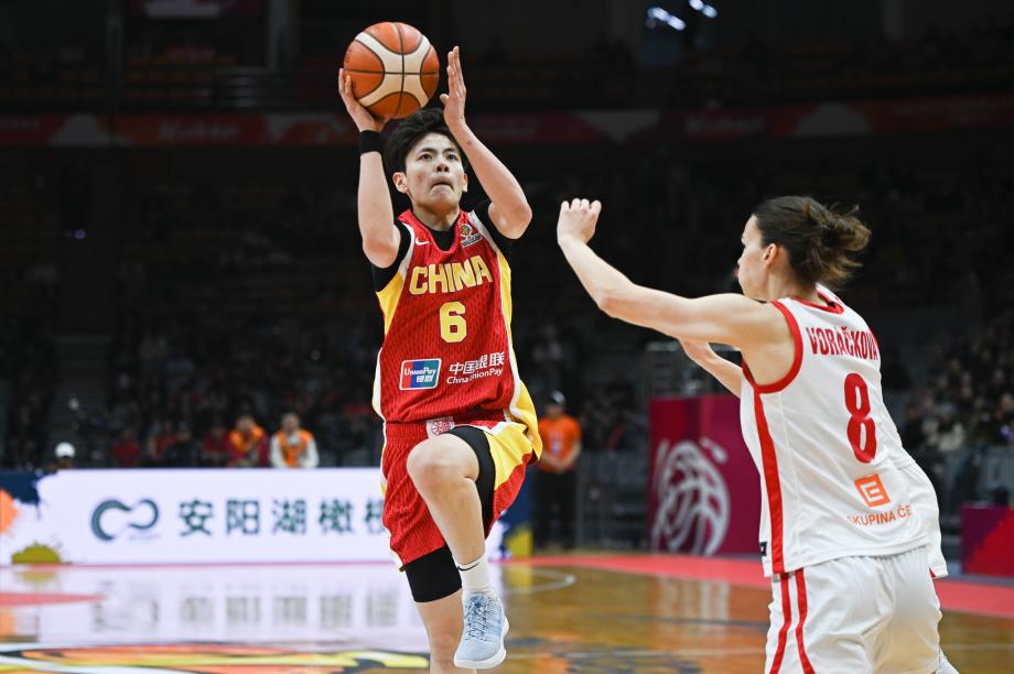 [图]王思雨连得9分锁定胜局 女篮世预赛中国战胜捷克